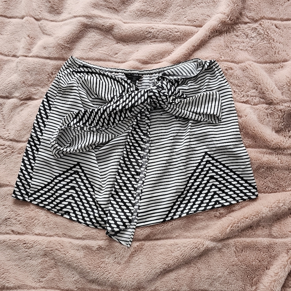 Banana Republic Size XS Chic Striped Black and White Skirt